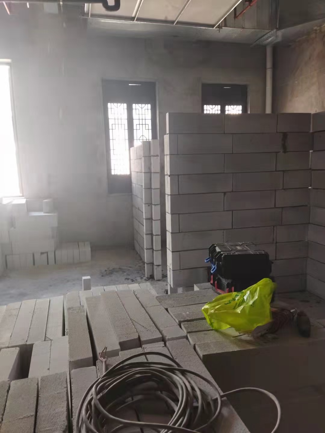 加气块隔墙施工场景